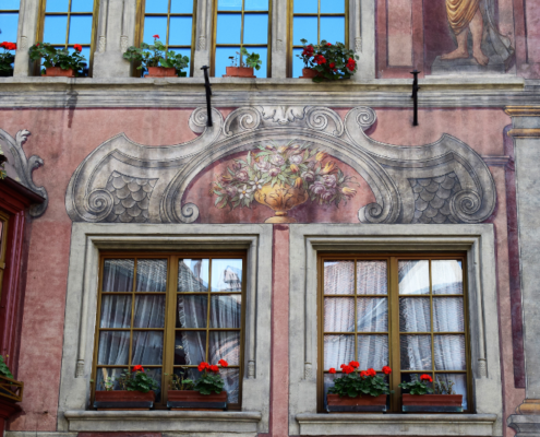 Fotografie Red Knights Germany 1 Visit CH 1 Ausflug Stein am Rhein Rundgang Häuserfront Motivbemalung Blumentopf über Fenster