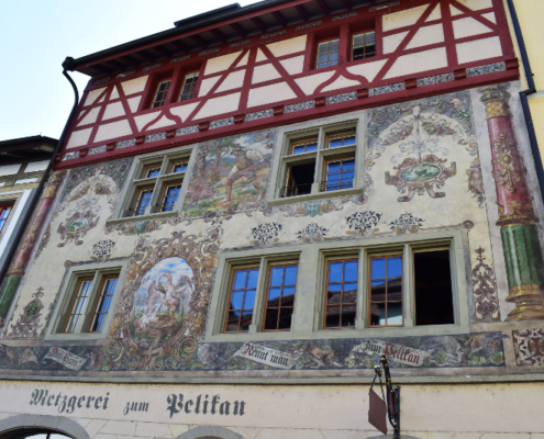 Fotografie Red Knights Germany 1 Visit CH 1 Ausflug Stein am Rhein Rundgang Häuserfront Motivbemalung zum Pelikan