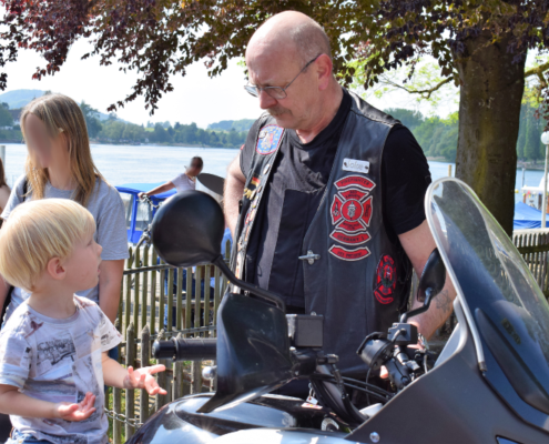 Fotografie Red Knights Germany 1 Visit CH 1 Ausflug kleiner Mann findet Töff Schlüssel von Joke Erklärungsbedarf