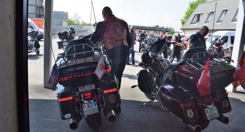 Fotografie Red Knights Germany 1 Visit CH 1 Vorbereitung Ausfahrt Harley Davidson mit Vollbeleuchtung