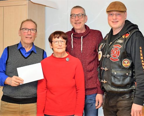 charity work 2018 adventstreffen bargeld uebergabe mit red knights