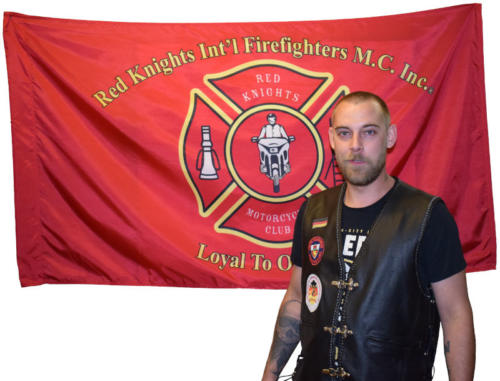 Foto Red Knights Member Prospect Marcel vor Fahne